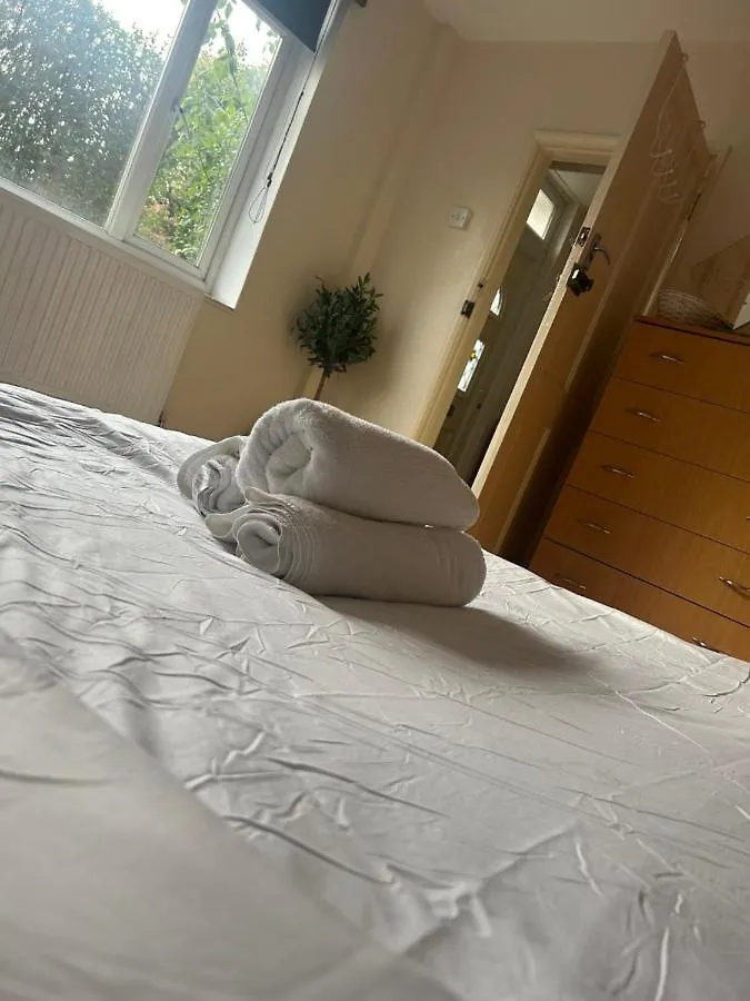 Spacious Bright Double Room London Homestay