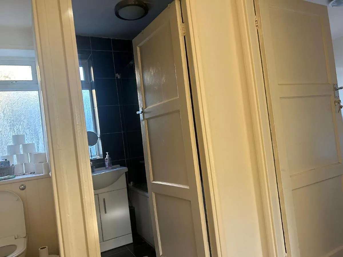 Spacious Bright Double Room London Homestay